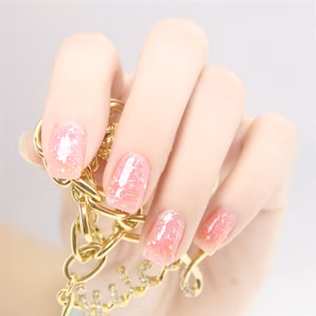 Nail nhũ nhìn khá sành điệu song nó lại không quá khó để thực hiện. Dù đã thịnh hành lâu nhưng nó vẫn thu hút ánh nhìn và có nhiều biến tấu mới lạ.