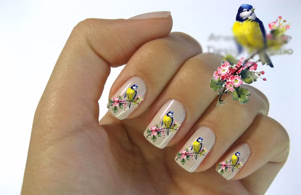 Móng tay với họa tiết hoa lá, cánh bướm hay hoa văn lãng mạn luôn được nhiều cô gái chọn lựa. Nail hoa đem lại cảm giác nhẹ nhàng, thanh thoát và dễ dàng đồng điệu với chiếc váy bay bổng.