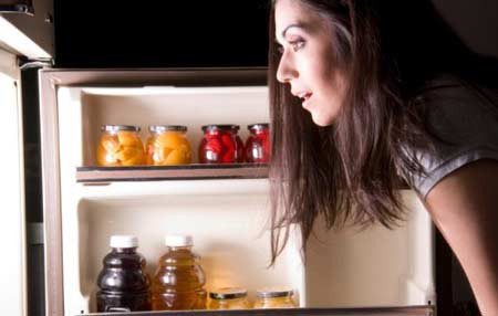 Nói “không” với bữa đêm. Ăn đồ ăn nhanh, đồ chiên rán, ăn nhẹ hoặc đơn giản hơn là hoa quả ăn đêm cũng khiến bạn tăng cân cũng như tăng số đo vòng 2 một cách nhanh chóng.