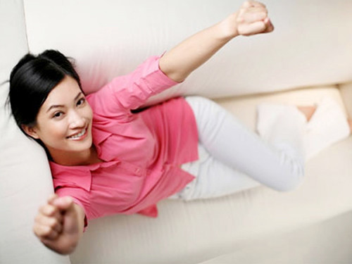 Luôn giữ tinh thần thoải mái. Khi các giác quan trên cơ thể bạn phải chịu nhiều sự ức chế, sẽ sản sinh ra cortisol, một loại hormone kích thích thêm chất béo lưu trữ trong đường ruột của bạn. Đẩy lùi sự căng thẳng, khó chịu bằng cách nhắm mắt lại, hít thở thật sau khoảng 5 phút để lấy lại tinh thần. bạn sẽ ngay lập tức cảm thấy thoải mái và các hormone đó sẽ giảm xuống ngay tức thì.