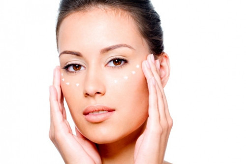 Hết mụn. Theo Mayo Clinic, việc đổ mồ hồi sẽ giúp điều hoà nhiệt độ cơ thể, giữ ẩm cho da và cân bằng chất điện giải chính như natri và canxi. Việc mồ hồi thoát ra qua lỗ chân lông sẽ giữ cho lỗ chân lông sạch khỏi bụi bẩn, lượng dầu, da chết và vi khuẩn. Điều này sẽ giúp lỗ chân lông sạch hơn và da sáng hơn.