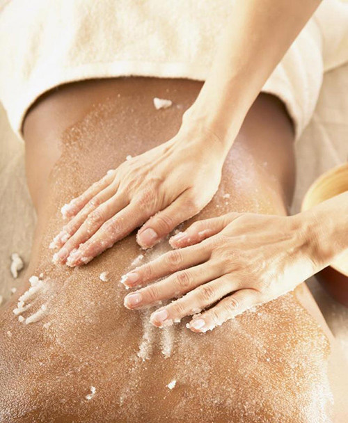 Tẩy tế bào chết. Tương tự như da mặt, da cơ thể cũng cần được tẩy tế bào chết mỗi tuần. Tẩy tế bào chết giúp loại bỏ các tế bào không có lợi, đem lại vẻ bóng khỏe cho da. Nếu sở hữu làn da khỏe, bạn có thể thanh tẩy tế bào chết bằng việc sử dụng bông tắm, khăn hay xơ mướp tắm để kết hợp với sản phẩm tẩy tế bào chết chuyên dụng có chứa các hạt cát nhỏ.