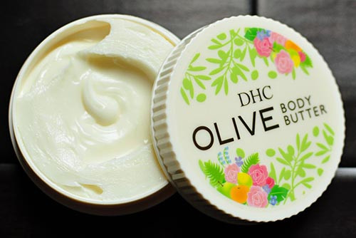 Thoa kem dưỡng thể. Liệu pháp này nên được thực hiện sau khi tẩy tế bào chết toàn thân. Bơ dưỡng thể có công dụng dưỡng ẩm sâu hơn so với kem/sữa dưỡng thể. Sau khi tẩy tế bào chết, làn da cần được dưỡng ẩm sâu để nhanh chóng tái sinh các tế bào mới. Vì vậy, bạn nên sử dụng bơ dưỡng thể.