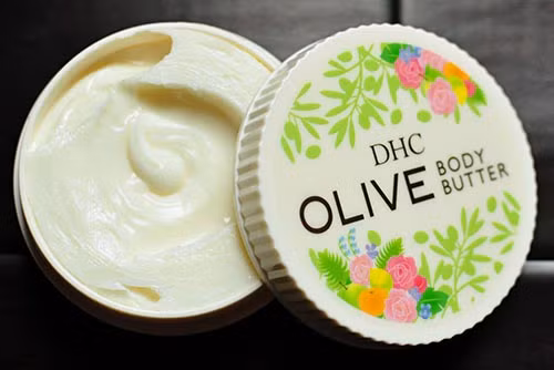 Thoa kem dưỡng thể. Liệu pháp này nên được thực hiện sau khi tẩy tế bào chết toàn thân. Bơ dưỡng thể có công dụng dưỡng ẩm sâu hơn so với kem/sữa dưỡng thể. Sau khi tẩy tế bào chết, làn da cần được dưỡng ẩm sâu để nhanh chóng tái sinh các tế bào mới. Vì vậy, bạn nên sử dụng bơ dưỡng thể.