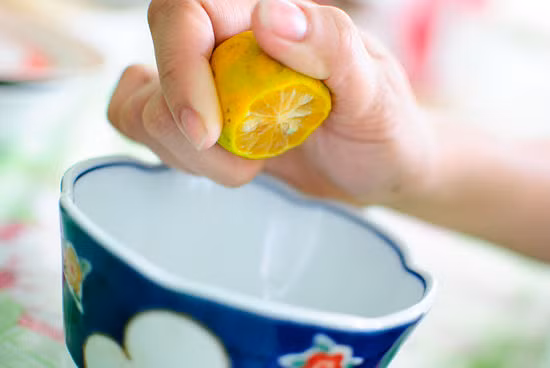 Nước cốt chanh. Chanh tươi có chứa axit ciric và một lượng lớn vitamin C. Các chất này tham gia tích cực vào quá trình tái tạo tế bào da mới nên rất hiệu quả trong việc làm mờ vết thâm do mụn gây ra, đồng thời giúp da luôn tươi trẻ, mịn màng và sáng bóng.