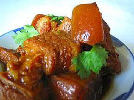 Hạn chế ăn nhiều thịt. Lẩu là món nhiều gia đình chọn để tụ tập trong ngày Tết. Nhưng để tránh nỗi lo tăng cân, phái đẹp nên chọn lẩu hải sản, lẩu nấm, lẩu rau thay cho lẩu thịt các loại. Tăng cường thêm nhiều rau xanh, tránh ăn nước lẩu khi quá nóng hay có nhiều váng mỡ, gia vị… vì nước lẩu lúc này rất nhiều calo và chất béo có hại, dễ khiến bạn phát phì.