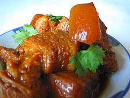 Hạn chế ăn nhiều thịt. Lẩu là món nhiều gia đình chọn để tụ tập trong ngày Tết. Nhưng để tránh nỗi lo tăng cân, phái đẹp nên chọn lẩu hải sản, lẩu nấm, lẩu rau thay cho lẩu thịt các loại. Tăng cường thêm nhiều rau xanh, tránh ăn nước lẩu khi quá nóng hay có nhiều váng mỡ, gia vị… vì nước lẩu lúc này rất nhiều calo và chất béo có hại, dễ khiến bạn phát phì.