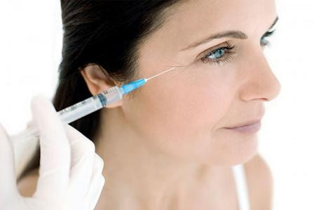 Bước 8: Tiêm Botox. Nếu cảm thấy phiền lòng vì những nếp nhăn trên mặt, bạn có thể xem xét liệu pháp tiêm botox hay collagen để xóa dấu vết thời gian. Phương pháp này không quá tốn kém và phức tạp.