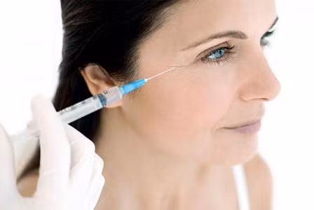 Bước 8: Tiêm Botox. Nếu cảm thấy phiền lòng vì những nếp nhăn trên mặt, bạn có thể xem xét liệu pháp tiêm botox hay collagen để xóa dấu vết thời gian. Phương pháp này không quá tốn kém và phức tạp.