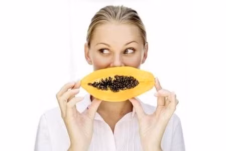 Đu đủ. Đu đủ có tác dụng loại bỏ tế bào chết mang lại sự tươi trẻ cho làn da. Lấy 1 trái đu đủ xay nhuyễn trộn cùng 1 muỗng cà phê mật ông và chút nước cốt chanh. Đắp hỗn hợp này lên da để trong 20 phút, sau đó rửa sạch.