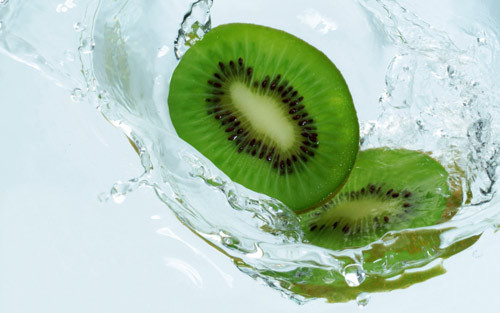 Kiwi. Kiwi là loại quả có chứa một lượng vitamin C tương đối lớn, vì vậy nó luôn là sự lựa chọn hàng đầu của những phụ nữ thích làm đẹp. Kiwi là loại quả có chứa nhiều chất xơ nhất trong các loại hoa quả và chứa một lượng kali phong phú. Chính vì vậy mà kiwi được xếp vào hàng các loại quả có mặt trong thực đơn giảm cân của phụ nữ.