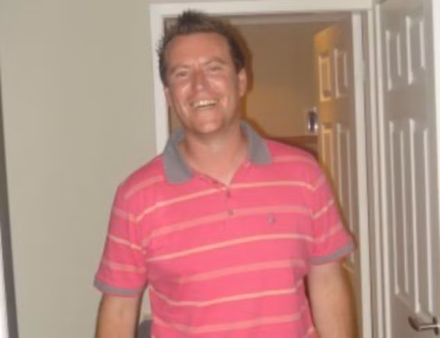 Chỉ vì mắc hội chứng hiếm gặp này mà anh Mark Jones cho hay anh bị hạ thấp lòng tự trọng và chưa từng trải qua mối tình nào kể từ sau tuổi 20 đến nay.