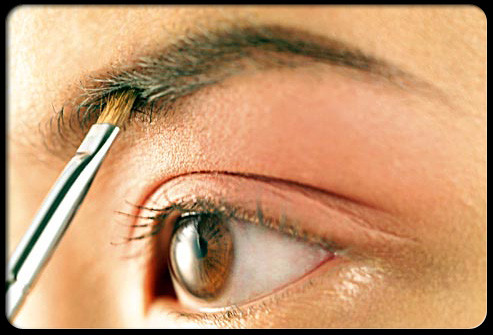 Dùng bột tán chân mày: Dùng màu xám nhạt phủ hết bầu mắt lên tới xương chân mày. Dùng màu đen nhấn 1/3 đuôi mắt tạo độ sâu.