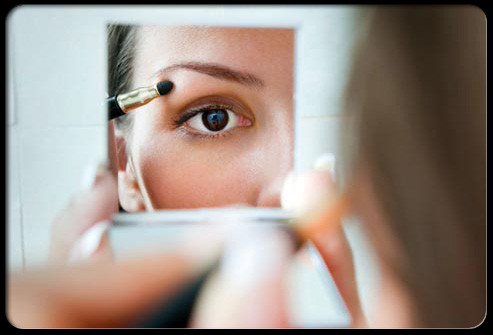 Chọn gương. Không sử dụng gương phóng to vì bạn có thể sẽ nhổ lông mày quá tay. Bạn cũng không nên đứng sát gương quá mà hãy lùi ra xa một chút để xem hai bên lông mày cân xứng và đều nhau hay chưa.