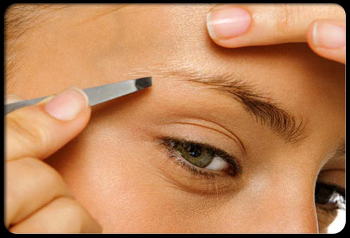 Sau đó, sử dụng nhíp nhổ chất lượng tốt nhổ từng cọng một và thỉnh thoảng lùi lại sau để so sánh 2 bên lông mày, bởi chỉ cần sơ suất nhổ đi một cọng cũng tạo nên sự chênh lệch.