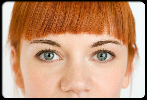 Không nhuộm lông mày và lông mi: Để tạo sự đồng màu, bạn nghĩ rằng có thể sử dụng thuốc nhuộm tóc cho lông mày và lông mi. Thực ra, không nên sử dụng thuốc nhuộm tóc để dùng cho lông mày và lông mi. Bạn chỉ cần sử dụng màu mày tối hoặc sáng sao cho phù hợp với màu tóc.