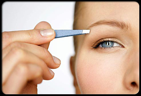 Hãy bắt đầu bằng cách sử dụng kéo chuyên dụng để tỉa những sợi lông mày dài, mọc lởm chởm và không đều nhau.