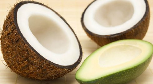 Dầu dừa và bơ. Dầu dừa và bơ rất tốt cho sự phát triển của tóc. Loại mặt nạ này bổ sung độ bóng mượt cho mái tóc khô, giải thoát da đầu khỏi hiện tượng bong tróc hay vảy gàu, và bảo vệ mái tóc an toàn khỏi tác hại của ánh nắng mặt trời.