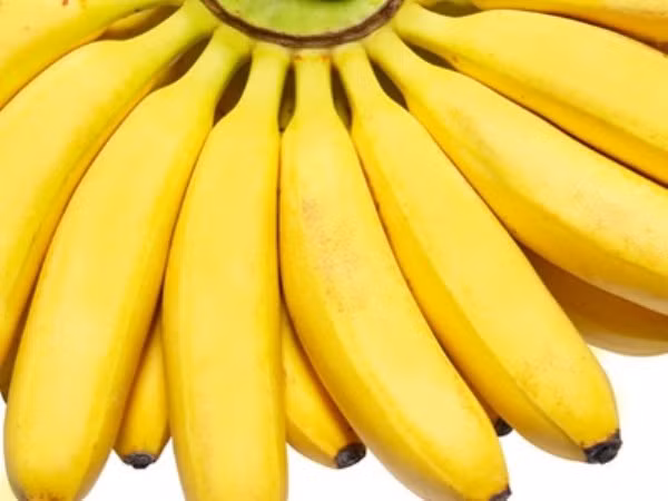 Mặt nạ chuối. Chuối là một loại thực phẩm rất giàu kali và vitamin A, E và C, do vậy, nó là sự lựa chọn hoàn hảo cho các phương pháp kích thích tăng trưởng tóc. Chúng ta đều biết tóc cần tất cả những khoáng chất trên để phát triển khỏe mạnh và nhanh chóng, nhưng nhiều phụ nữ lại tỏ ra ngần ngại khi ăn thức hoa quả này vì chuối chứa nhiều calo.