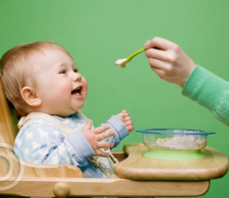 Lấy ráy tai cho bé. Ráy tai cũng có những công dụng nhất định của nó, ví dụ như cản bụi bẩn, côn trùng bay vào tai, giảm tiếng ồn, bảo vệ màng nhĩ… Đôi tai của trẻ sơ sinh chưa phát triển toàn diện, da và sụn còn rất mềm. Các mẹ lấy ráy tai cho bé nếu không cẩn thận sẽ rất dễ làm rách lớp da mỏng manh trong tai gây ra viêm nhiễm, nặng hơn là có thể làm tổn thương màng nhĩ, ảnh hưởng đến thính lực của bé.