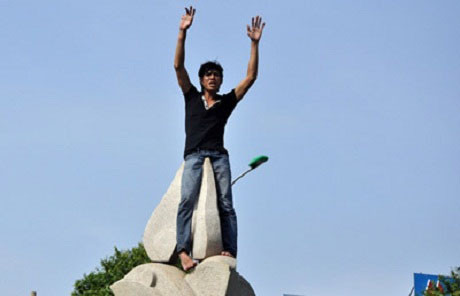 Ảo giác càng nhanh, càng kéo dài lâu thì điều đó cũng đồng nghĩa với việc thần kinh của các “dân chơi” này sẽ bị phá hủy ngày càng lớn. “Đập đá” liên tục, kéo dài không những sẽ khiến cho các đối tượng bị “ngáo đá”, không làm chủ được hành vi mà sẽ khiến họ lâm vào tình trạng bị tâm thần, hoang tưởng. Cuộc đời của họ gần như đặt dấu chấm hết, bởi việc cứu chữa, khôi phục hệ thần kinh đã bị tổn thương nặng là vô cùng khó khăn. Ảnh chỉ có tính chất minh họa