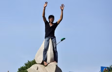 Ảo giác càng nhanh, càng kéo dài lâu thì điều đó cũng đồng nghĩa với việc thần kinh của các “dân chơi” này sẽ bị phá hủy ngày càng lớn. “Đập đá” liên tục, kéo dài không những sẽ khiến cho các đối tượng bị “ngáo đá”, không làm chủ được hành vi mà sẽ khiến họ lâm vào tình trạng bị tâm thần, hoang tưởng. Cuộc đời của họ gần như đặt dấu chấm hết, bởi việc cứu chữa, khôi phục hệ thần kinh đã bị tổn thương nặng là vô cùng khó khăn. Ảnh chỉ có tính chất minh họa