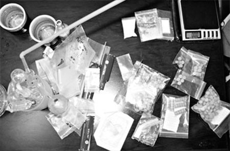 Ngoài việc gây ra cho người sử dụng chứng hoang tưởng ảo giác, rối loạn hành vi, ma túy đá còn kích thích hệ thần kinh, gây mất ngủ khiến các cơ quan sinh học, nội tạng nhanh chóng bị suy yếu, kiệt quệ. Tác hại của việc sử dụng ma túy đá còn ảnh hưởng đến tim mạch, huyết áp tăng, nếu sử dụng quá liều có thể dẫn đến tử vong.