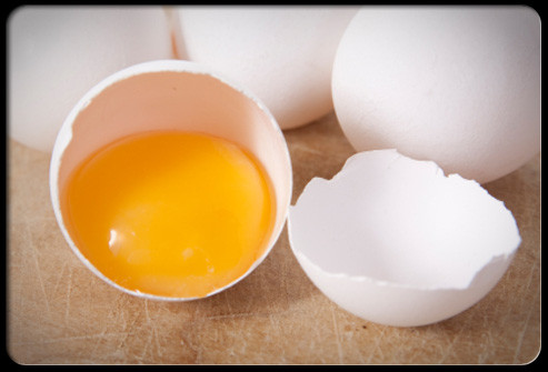 Trứng. Thực phẩm này có chứa một loại vitamin đặc biệt là biotin. Loại vitamin này giúp tóc kích thích tóc mọc và cũng giúp tái tạo nang tóc, vì vậy bạn sẽ có được mái tóc dày hơn.