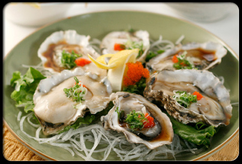 Hàu. Nói đến con hàu chắc hẳn bạn sẽ nghĩ đến khả năng kích thích sinh lý của loài hải sản này. Song bên cạnh đó, thịt hàu còn có tác dụng giúp mái tóc đẹp, chắc khỏe.