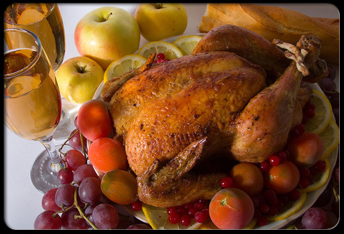 Thịt gia cầm. Nếu không cung cấp đầy đủ protein hoặc lượng protein thấp, tóc sẽ rất yếu, dễ gãy. Quá nhiều protein cũng không tốt vì nó sẽ dẫn đến việc mất màu tóc. Để khắc phục điều này, bạn cần bổ sung lượng protein thích hợp và thịt gia cầm là nguồn protein rất tốt.