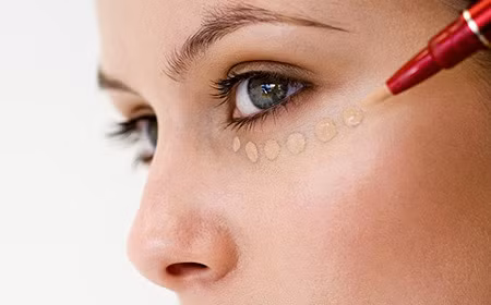 Thoa kem che khuyết điểm. Điều đầu tiên và quan trọng nhất khi trang điểm cho gương mặt tàn nhang là che khuyết điểm tuyệt đối. Hãy dùng bông cotton hoặc ngón tay để thoa kem che đi những đốm tàn nhang. Hãy sử dụng loại kem che khuyết điểm riêng dành cho những vùng da bị tàn nhang.