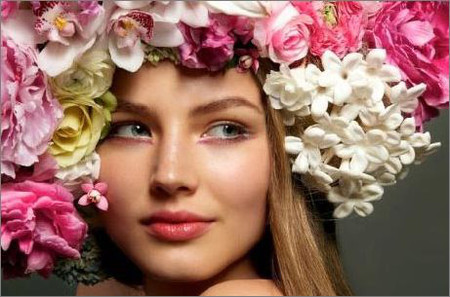 Tạo điểm nhấn trên khuôn mặt. Sử dụng kem nền và kem che khuyết điểm sẽ làm nhạt bớt đi màu của các đốm nám da nhưng không thể loại bỏ chúng một cách hoàn toàn. Vì vậy, trong khi trang điểm bạn có thể tạo một điểm nhấn trên khuôn mặt như ở vị trí môi, mắt,… để hướng người đối diện thay vì nhìn các nốt nám này sẽ chú ý hơn đến đôi mắt hay đôi môi.