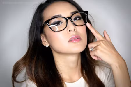 Nếu bạn đeo kính cận hoặc kính mát, hãy làm sạch chúng thường xuyên để giữ cho dầu không làm tắc các lỗ chân lông xung quanh mắt và mũi bạn.