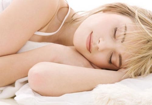 Chế độ ngủ hợp lý. Bạn có thể bị nổi mụn nhiều hơn trong các kỳ thi hoặc trước một sự kiện căng thẳng. Vì khi căng thẳng và lo lắng, làm bùng phát nguy cơ mụn. Bạn hãy cố gắng thư giãn, dành thời gian để nghỉ ngơi. Khi ngủ không đủ giấc sẽ làm rối loạn các hoạt động của cơ thể. Một giấc ngủ hợp lý góp phần quan trọng trong việc ngăn ngừa mụn xuất hiện.