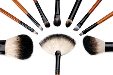 Giữ công cụ trang điểm của bạn luôn sạch. Trực tiếp tiếp xúc lên da, vì thế, đồ trang điểm sạch là yếu tố quan trọng để có một làn da khỏe, đẹp. Nếu chưa có thói quen này, bạn nên thay đổi. Dùng dụng cụ như chổi, cọ, mút trang điểm sẽ giúp mỹ phẩm sạch, vệ sinh hơn.