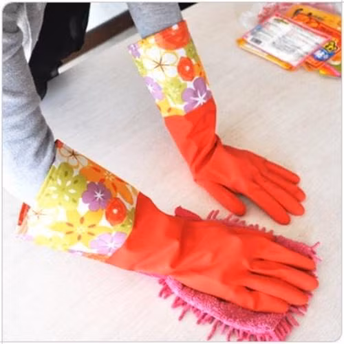 Tránh hóa chất. Hóa chất trong các sản phẩm chăm sóc tóc, sản phẩm làm đẹp và xà phòng có thể gây kích ứng và viêm da. Như vậy, bạn nên sử dụng các sản phẩm tự nhiên để giúp da tay khỏe mạnh và trẻ trung hơn.