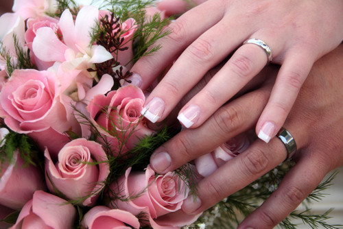 Cung cấp đủ nước. Dưỡng ẩm làn da bằng cách uống nhiều nước là một phần quan trọng để ngăn chặn quá trình lão hóa của tay. Caffein và các loại nước uống có cồn chính là kẻ thù cho sự trẻ trung, mềm mại, mịn màng của tay.