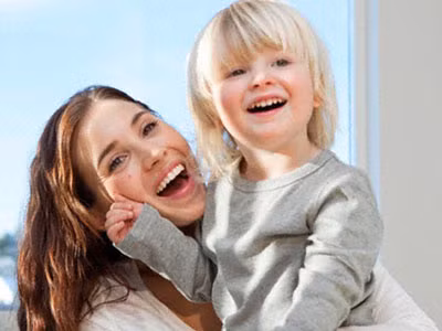 Nuôi dưỡng sở thích của trẻ. Cha mẹ cần chú ý tới những sở thích của trẻ, hướng trẻ đến nhiều sự lựa chọn khác nhau, và hướng dẫn trẻ khi cần thiết. Trẻ có sở thích càng phong phú, hình thành tính cách vui vẻ càng tự nhiên, dễ dàng. Thậm chí, đây còn là phương thức trị chứng trầm cảm hiệu quả cho trẻ.