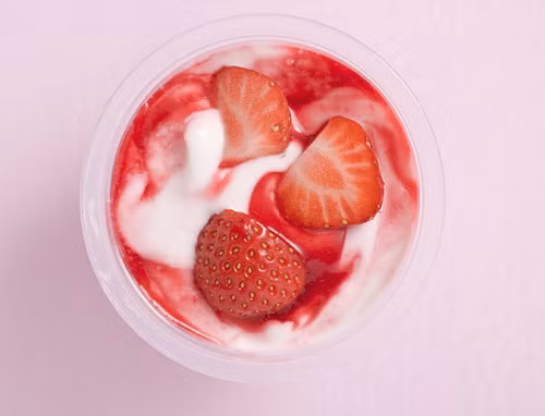 Sữa dâu tây: vĩnh biệt da khô. Sữa 100ml, dâu tây 50g, xay nhuyễn, trộn hai thứ vào nhau thành dạng hồ, bôi lên mặt giữ trong 20 phút sau đó rửa sạch. Liệu pháp này có thể ngăn chặn da khô, lão hóa, làm cho da trơn, bóng và mịn.