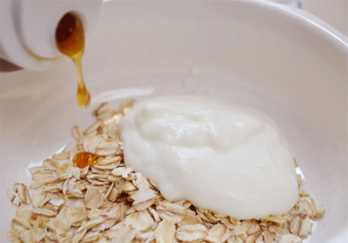 Sữa yến mạch: đẩy lùi nốt thâm đen. Da mụn trứng cá, mụn đầu đen, tàn nhang, mụn nhọt, nếu vấn đề không đặc biệt nghiêm trọng, chỉ cần mỗi ngày 10 phút đắp mặt nạ sữa yến mạch thì lập tức có hiệu nghiệm. Lấy 2 thìa yến mạch và nửa cốc sữa cho lên bếp chỉnh lửa nhỏ quấy đều nấu lên, sau đó chờ đến lúc sữa đang ấm ấm bôi lên trên mặt, hiệu quả rõ rệt.