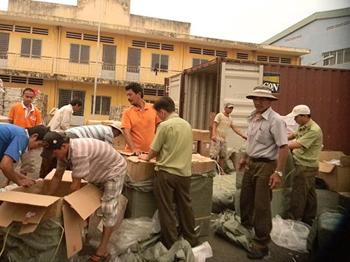 Cơ quan chức năng đang kiểm kê hàng hóa chứa trong 10 container đã được thông quan.