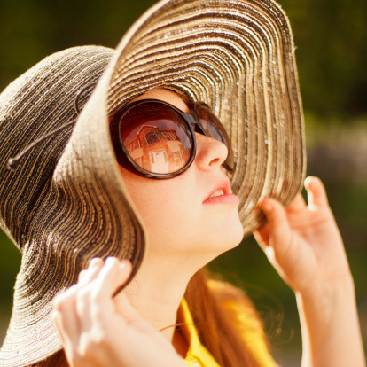 Đừng phơi nắng quá lâu: Nếu phải đi ra ngoài trời nắng, hãy bảo vệ làn da mặt của mình bằng các dụng cụ che mắt, tránh nắng, nhất là sau 10 giờ sáng đến 4 giờ chiều. Khi ra ngoài nắng bạn đừng quên sử dụng kem chống nắng.