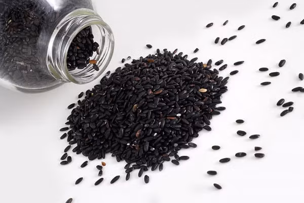 Vừng đen đường cát. Vừng đen rang chín 300g, hà thủ ô 300g, đường trắng vừa đủ dùng. Vừng đen và hà thủ ô đem sấy khô tán mịn, trộn với đường cát. Mỗi ngày dùng hai lần, mỗi lần từ 2-3 thìa cà phê hoà với nước sôi.