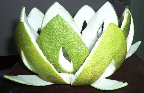 Vỏ bưởi: là một phương pháp dân gian, giúp mái tóc dày, khỏe, đen nhánh trông thấy. Chỉ cần dùng vỏ bưởi và cả hạt bưởi để đun nước gội đầu, có thể kết hợp cùng bồ kết nướng. Pha loãng với nước lạnh và dùng gội đầu.