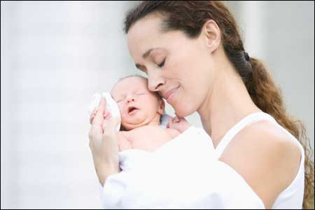 Phụ nữ thành thị dễ bị trầm cảm sau sinh. Ở thành phố thì sự giao tiếp, hỗ trợ nhau, tinh thần cộng đồng giảm sút. Một phụ nữ mới làm mẹ dễ bị cô đơn và khó thích nghi nếu cô ấy không có người nào xung quanh để trấn an, không có người hỗ trợ chăm con và phải sống xa gia đình. Họ lại rất dễ bị buồn, lo lắng và hoài nghi về khả năng chăm sóc trẻ sơ sinh của mình.