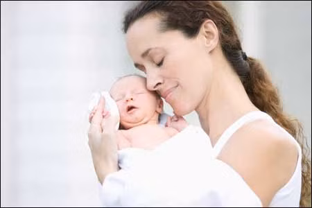 Phụ nữ thành thị dễ bị trầm cảm sau sinh. Ở thành phố thì sự giao tiếp, hỗ trợ nhau, tinh thần cộng đồng giảm sút. Một phụ nữ mới làm mẹ dễ bị cô đơn và khó thích nghi nếu cô ấy không có người nào xung quanh để trấn an, không có người hỗ trợ chăm con và phải sống xa gia đình. Họ lại rất dễ bị buồn, lo lắng và hoài nghi về khả năng chăm sóc trẻ sơ sinh của mình.