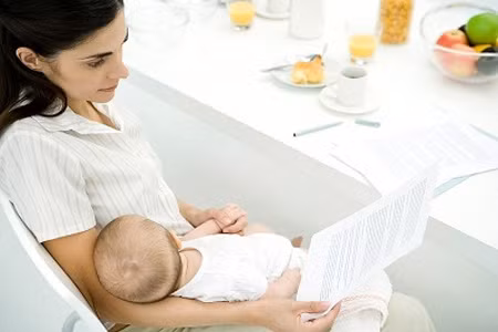 Thiếu chất dinh dưỡng. Do sau khi sinh phải dành nhiều thời gian chăm sóc con ,nên nhiều chị em phụ nữ không có thời gian chăm sóc bản thân, ăn không đủ chất dinh dưỡng , đây cũng là một trong những nguyên nhân làm cho tình trang bực bội , căng thẳng xuất hiện.