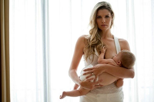 Một số trường hợp khác, nhiều bà mẹ cảm thấy căng thẳng, mất ngủ, lo lắng về khả năng chăm sóc bé. Từ đó cảm thấy mất hứng thú sống và mất kiểm soát cuộc sống bản thân.