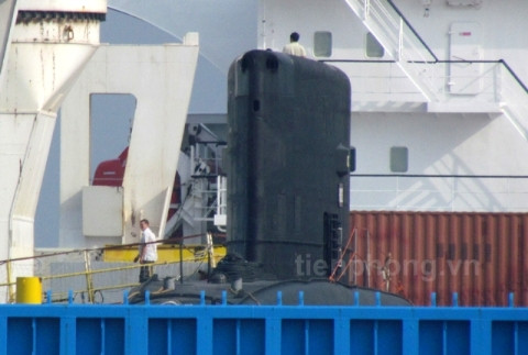 Một phần tàu ngầm Hà Nội trên tàu Rolldock.