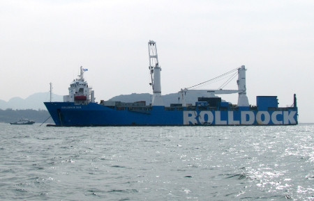 Tàu Rolldock, nhìn từ phía quân cảng Cam Ranh.